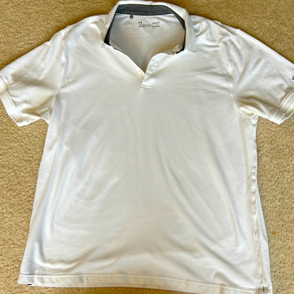 Men’s UA golf tee.